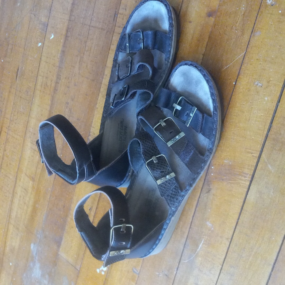 Naot size 40 leather strappy sandals